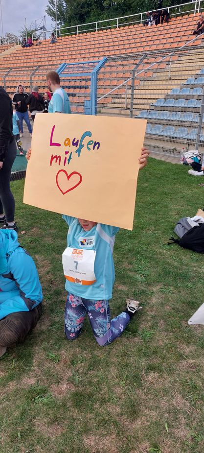 HBG Gera Mädchen zeigt Schild mit Aufschrift Laufen mit Herz hoch