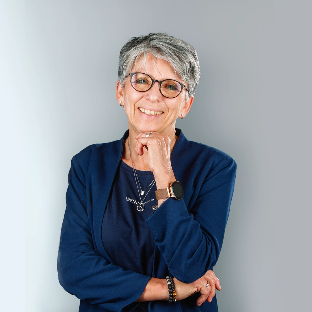 Sympathisch wirkende Frau mit Kurzhaarfrisur, Brille und blauem Blazer – Ansprechpartnerin der Geraer HBG.