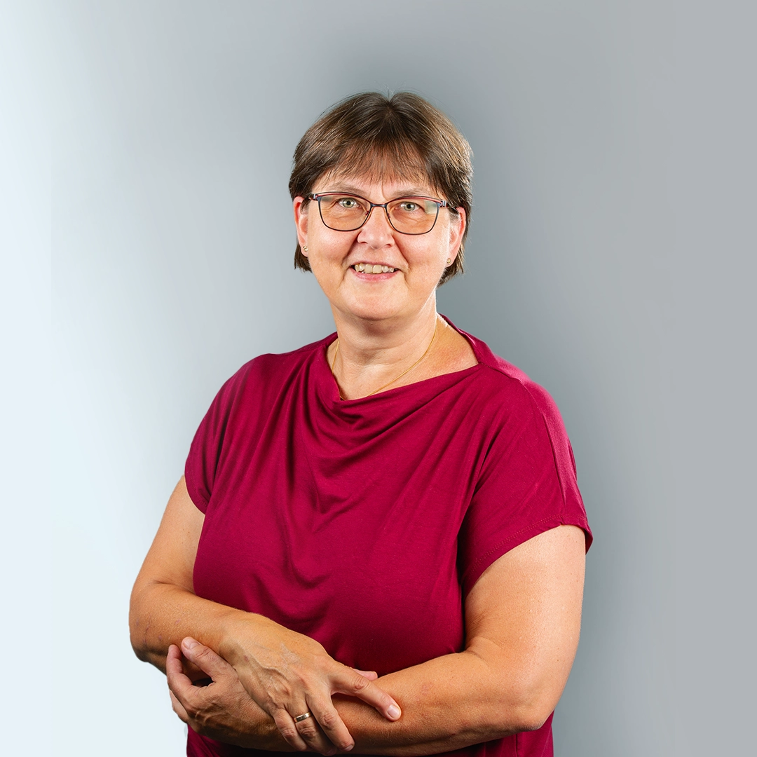 Frau mit Brille, kurzem braunem Haar und bordeauxfarbenem Shirt – Ansprechpartnerin der Geraer HBG.