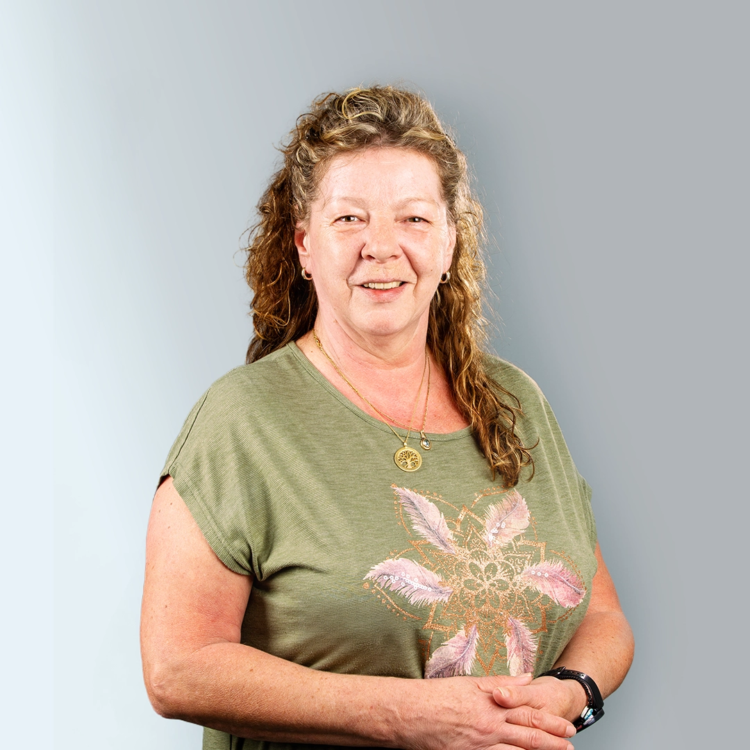 Porträt von Frau Schneider, Mitarbeiterin der Geraer Heimbetriebsgesellschaft mbH mit grünem Shirt und Kette
