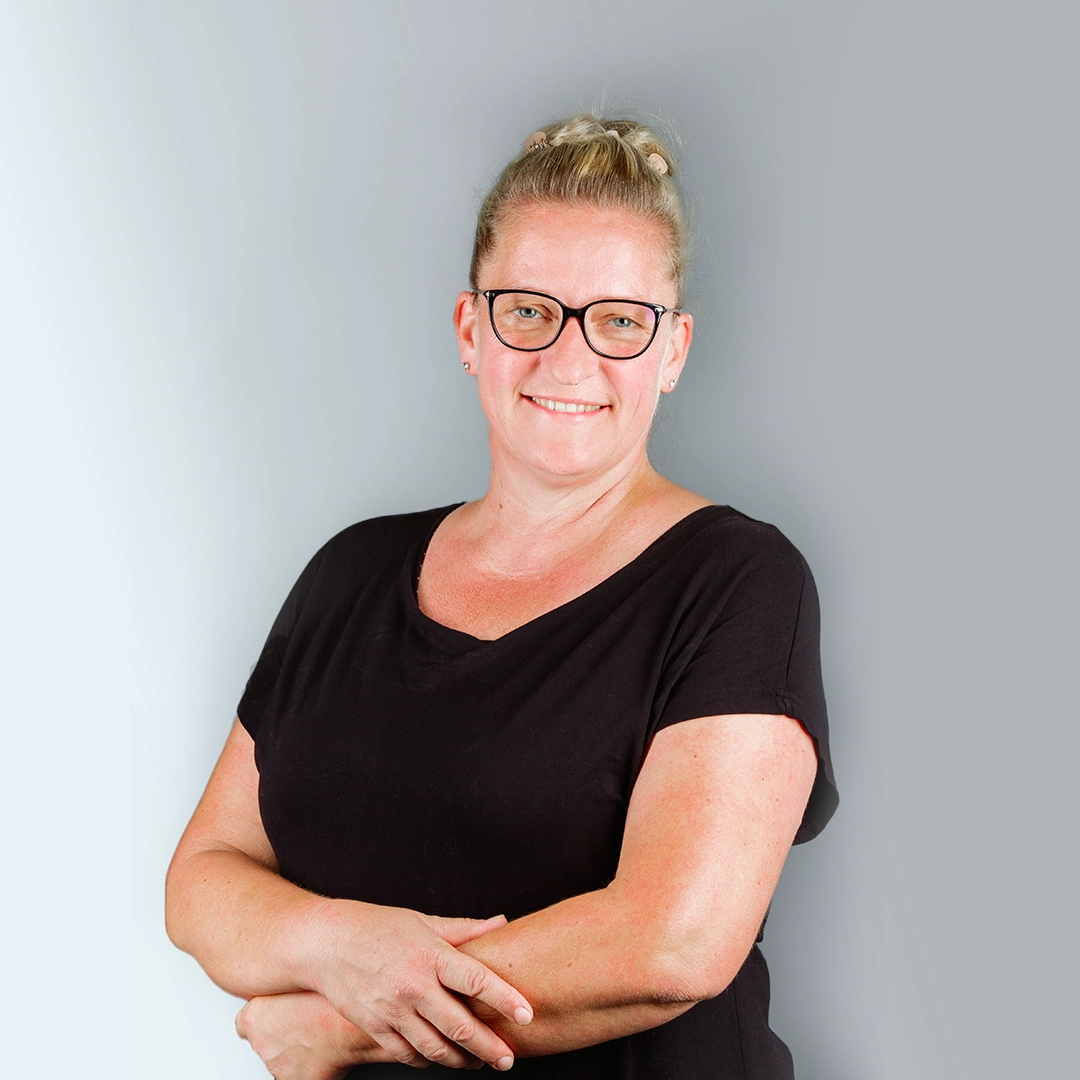 Freundlich blickende Frau mit Brille und schwarzem T-Shirt – Ansprechpartnerin der Geraer HBG.