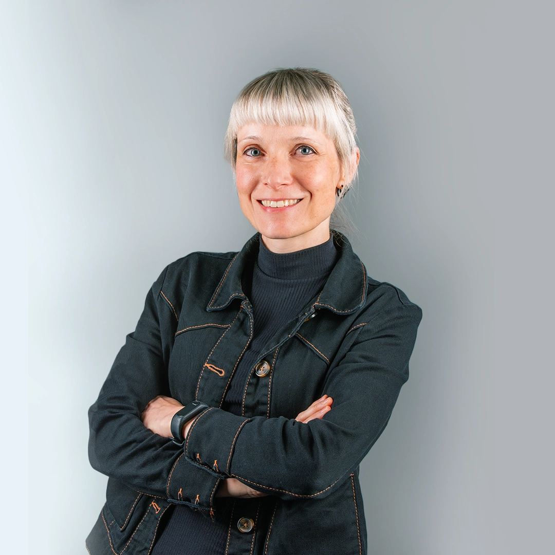 Frau mit hellem, glattem Pony und dunkler Jeansjacke – Ansprechpartnerin der Geraer HBG.