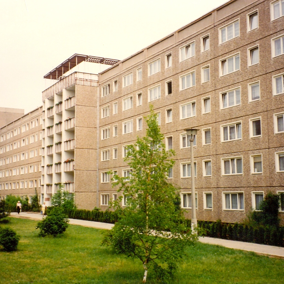 Aufnahme eines typischen Plattenbaus in Gera aus den frühen 1990er-Jahren – Symbolbild zur Gründung der Geraer Heimbetriebsgesellschaft mbH.