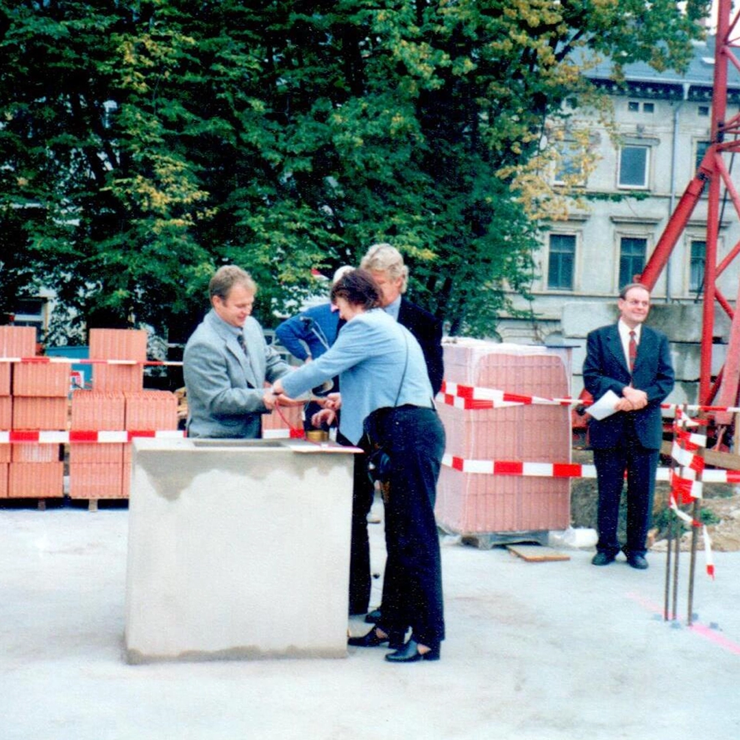 Grundsteinlegung für das Pflegeheim Colliser Straße 1997 – historischer Moment zur Vertragsunterzeichnung und Übernahme der Kindertagesstätten durch die Geraer HBG.