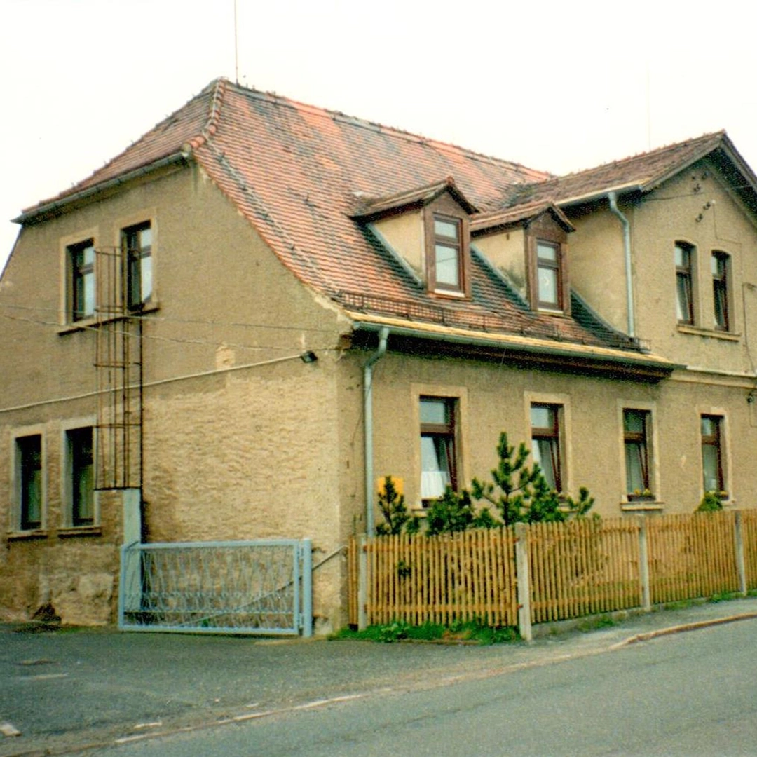 Außenansicht des Kinderheims in Gera-Ernsee – Aufnahme aus dem Jahr 1994 zur Erweiterung der Geschäftstätigkeit der Geraer HBG um die Kinderheime Lusan und Ernsee.