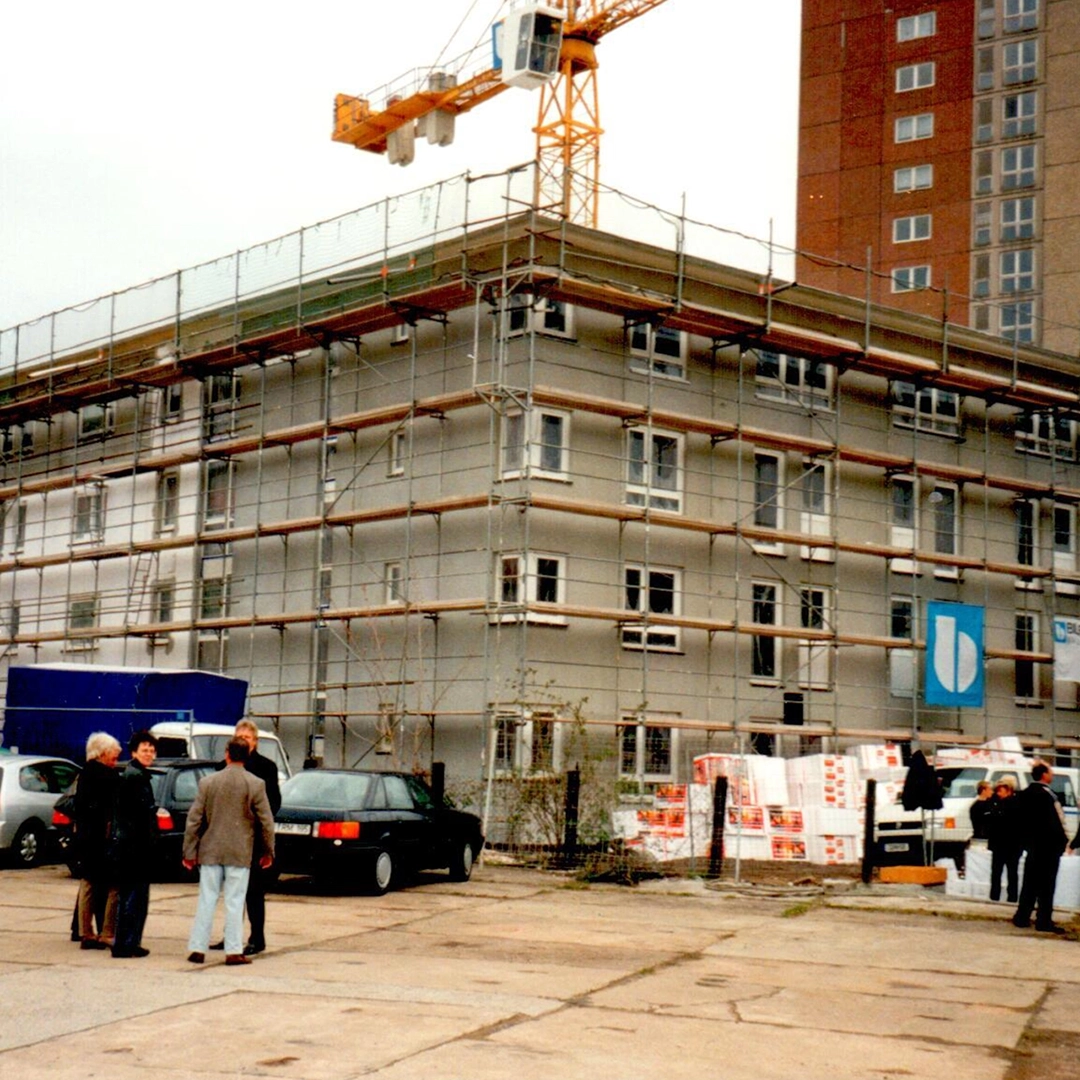 Baustelle mit eingerüstetem Neubau und Kran – im Jahr 2001 übergab die Geraer HBG mehrere Kindertagesstätten an freie Träger und begann mit dem Bau des Altenpflegezentrums in der Neuen Straße.