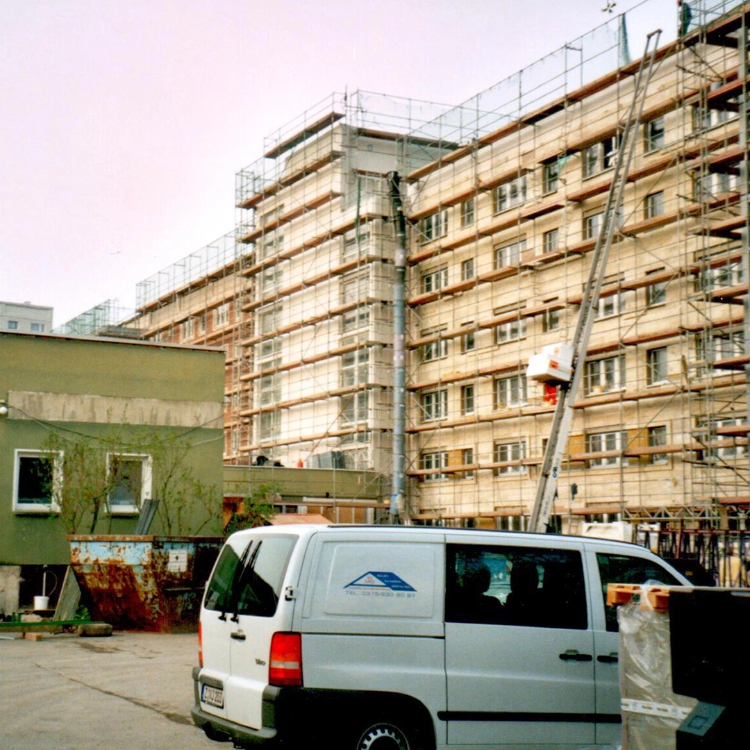 Umbauarbeiten am Gebäude des Pflegeheims Kurt Neubert in Gera – 2005 eröffnete die Geraer HBG das modernisierte Seniorenpflegeheim.