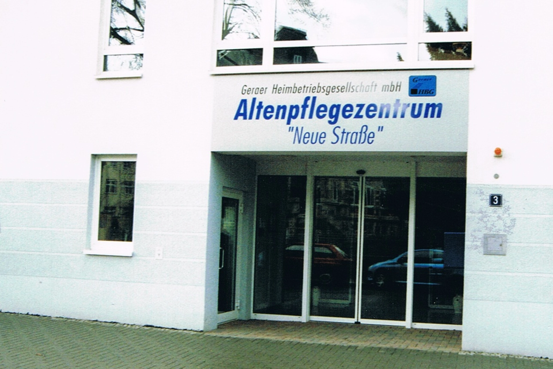 Eingangsbereich des Altenpflegezentrums „Neue Straße“ der Geraer Heimbetriebsgesellschaft mbH.