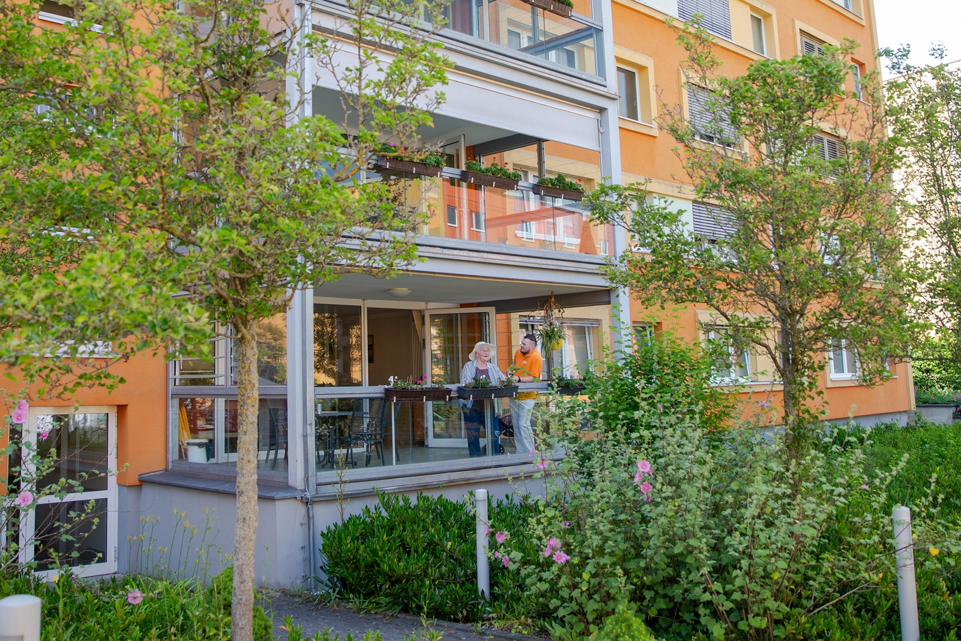 Außenansicht des Pflegeheims Kurt Neubert mit bepflanzten Terrassen.