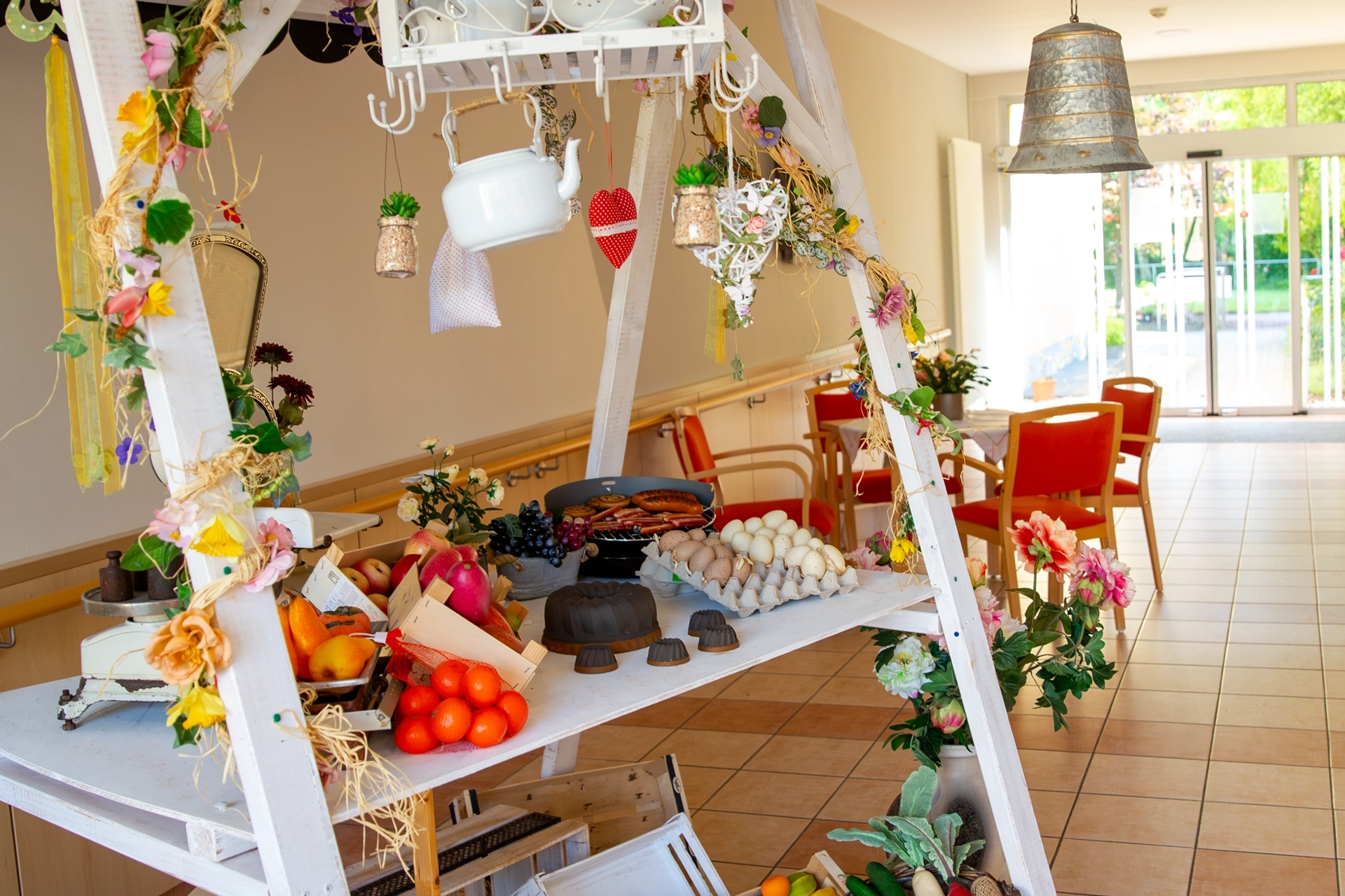 Bunter Marktstand mit Obst, Gemüse und Dekoration im Innenbereich.